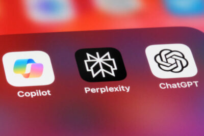 Handyscreen mit den Apps Copilot, Perplexity und ChatGPT.