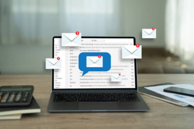 Ein Laptop mit geöffnetem E-Mail-Programm: Outlook mit Exchange Online