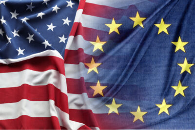 Datenschutzrahmen EU-USA: Hier zu sehen, die Flagge der USA und der EU, die ineinander geblendet sind